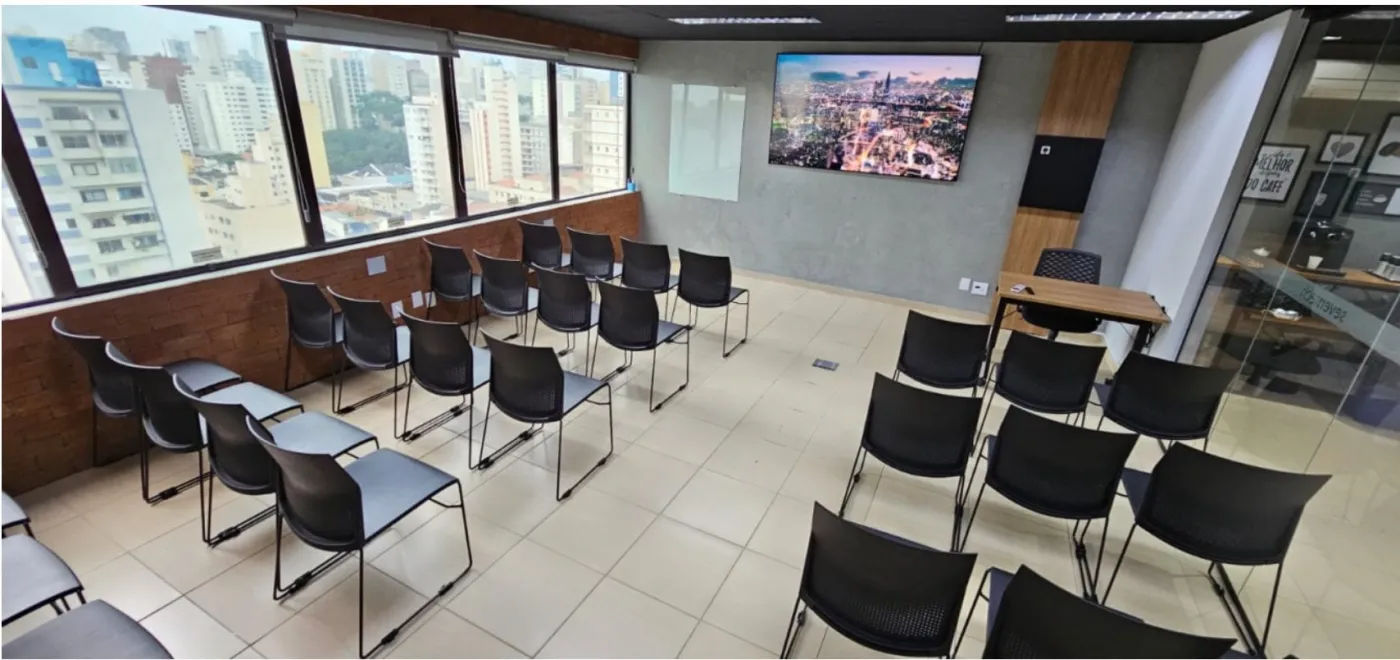 Auditório da Seventech com cadeiras em formato de plateia e janelas pro centro de Campinas