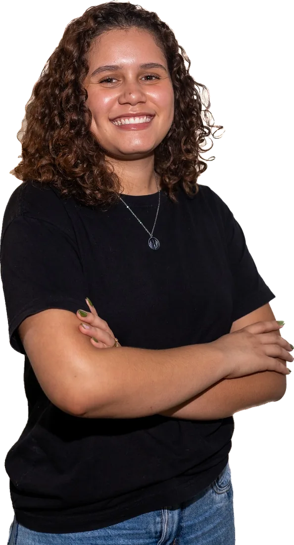 Integrante do time da Seventech sorrindo, de braços cruzados