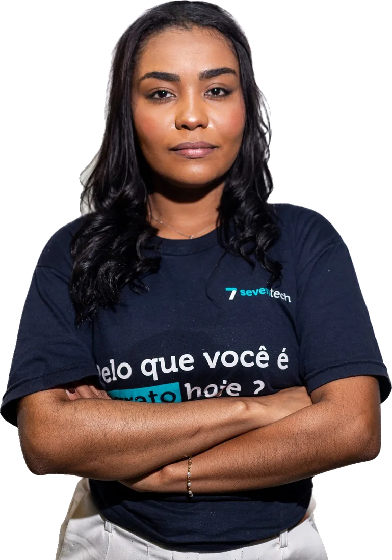 Integrante do time da Seventech de braços cruzados, com a camiseta "Pelo que você é grato hoje?"