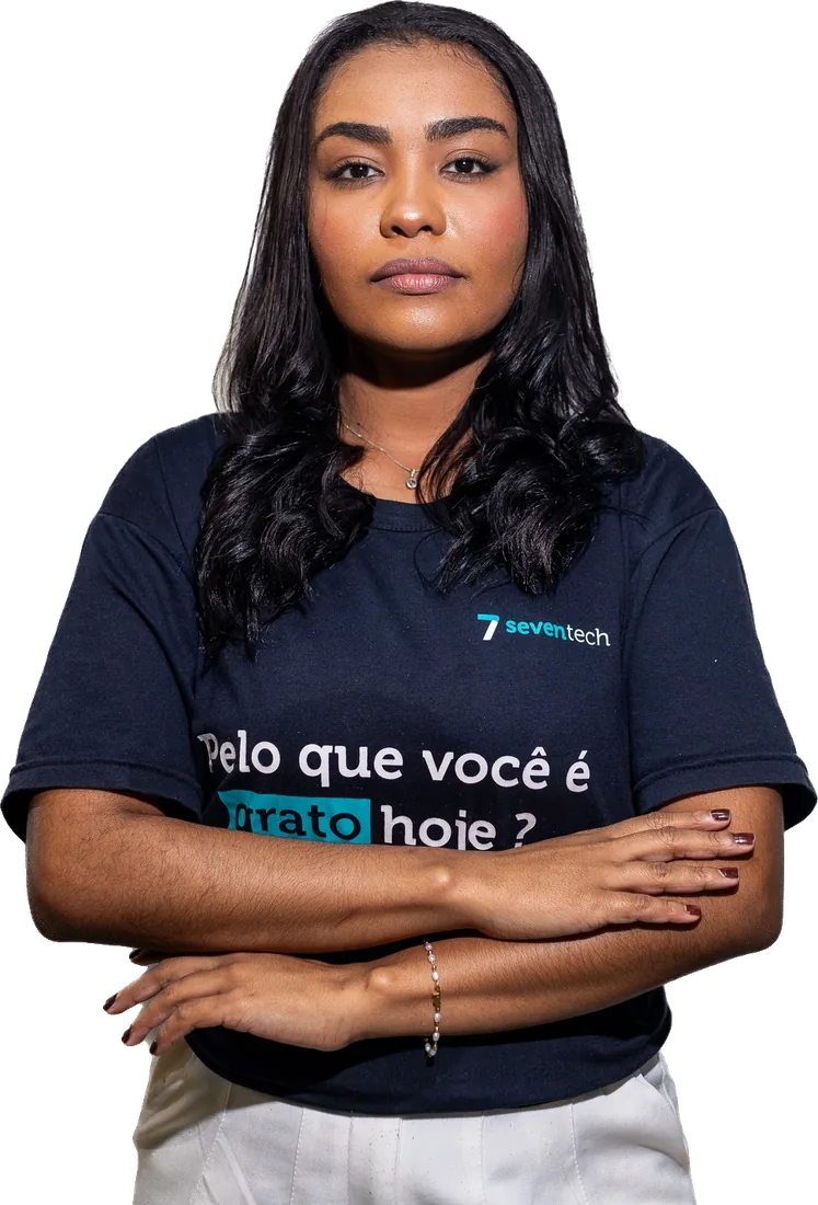 Integrante do time da Seventech de braços cruzados, em retrato