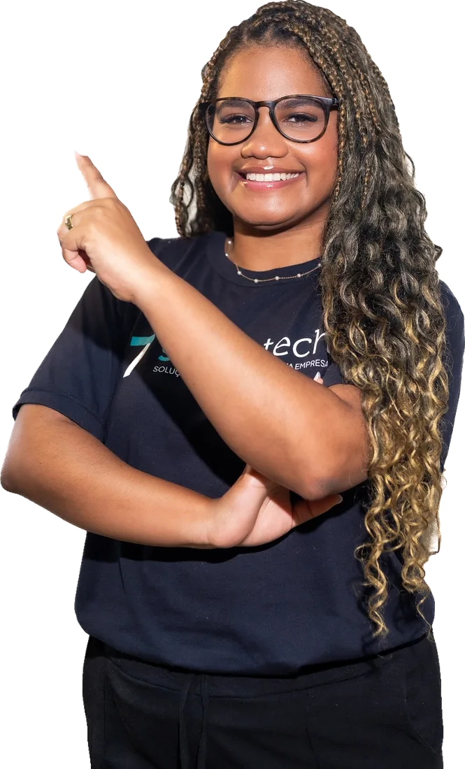 Integrante do time da Seventech sorrindo e apontando pro título