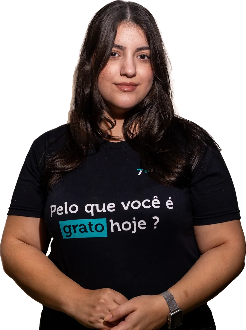 Integrante do time da Seventech em retrato, com a camiseta "Pelo que você é grato hoje?"