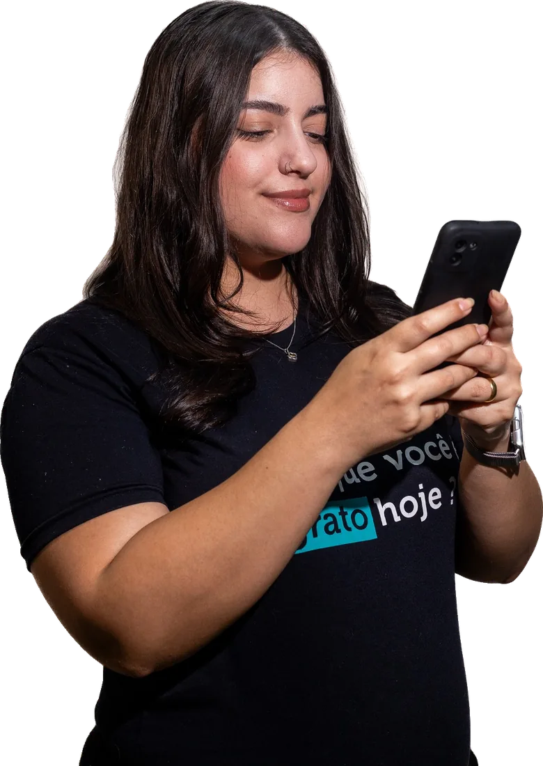 Integrante do time da Seventech usando o celular