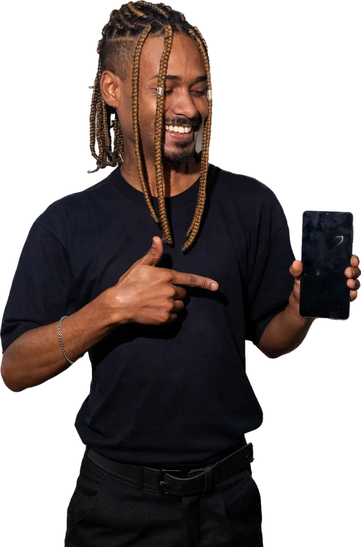 Integrante do time da Seventech sorrindo e apontando pro celular